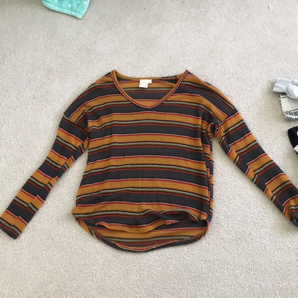 A warm colored sweater - Picture 1 of 3